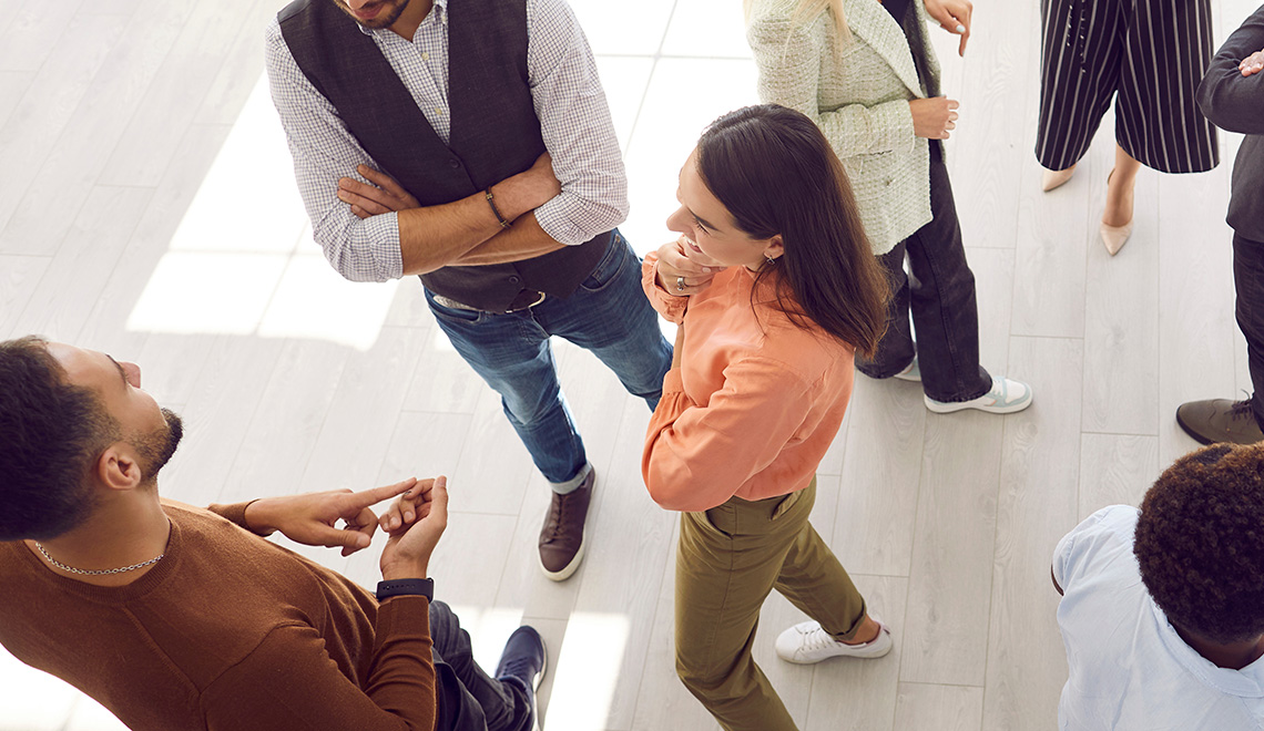 Illustration auf der Website der Regionalgruppe Frankfurt Main bei BAFM (Bundes-Arbeitsgemeinschaft für Familien-Mediation e.V.): Blick von oberhalb auf eine kleine Gruppe von Männern und Frauen, die ungezwungen zusammenstehen und sich angeregt unterhalten.